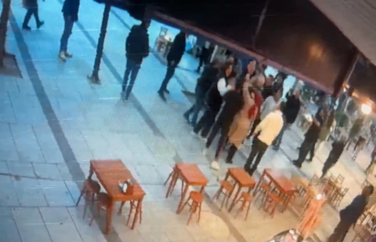 17 YAŞINDAKİ KIZA SALDIRAN ŞAHIS, VATANDAŞIN GAZABINA UĞRADI: O ANLAR KAMERADA