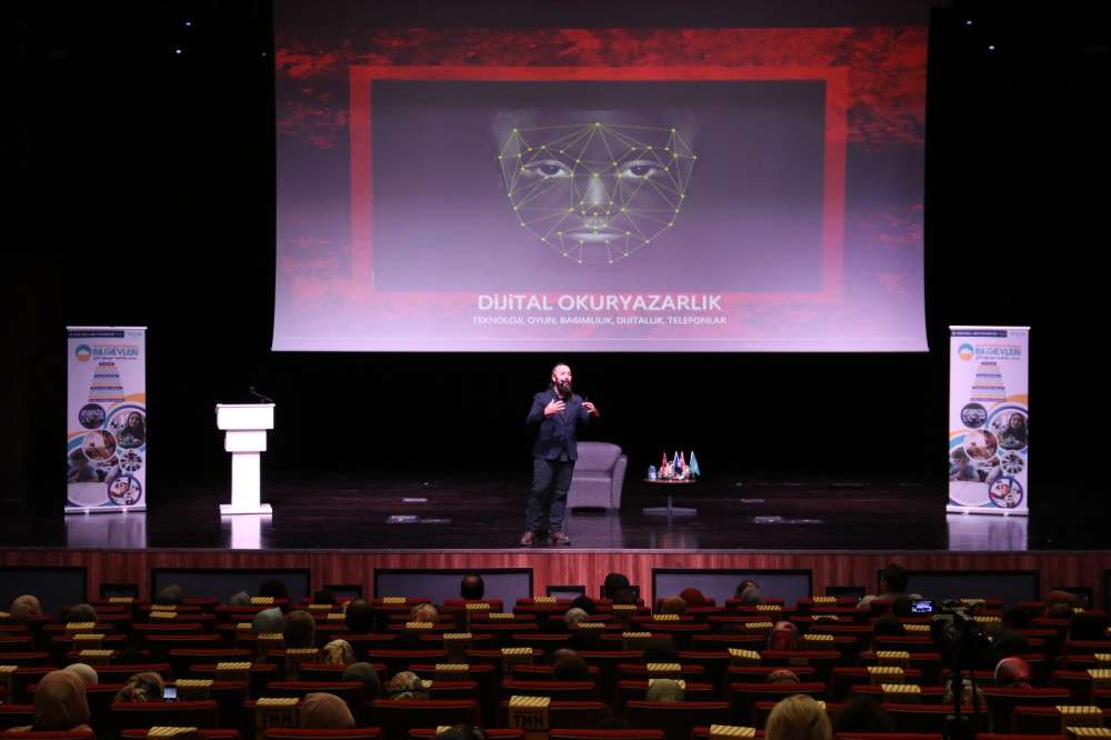 PROF. BATI, DİJİTAL DÖNÜŞÜMÜ ANLATTI 