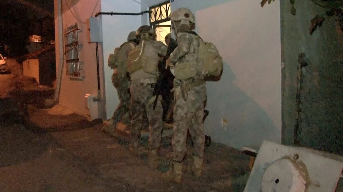 3 KİŞİNİN &Ouml;LD&Uuml;Ğ&Uuml; SALDIRININ D&Uuml;Ğ&Uuml;M&Uuml; &Ccedil;&Ouml;Z&Uuml;L&Uuml;YOR: 6 Ş&Uuml;PHELİ TUTUKLANDI