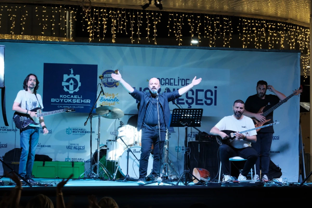 AFAK MEYDANLI COŞTURDU, CAN DOSTLAR NEŞE KATTI