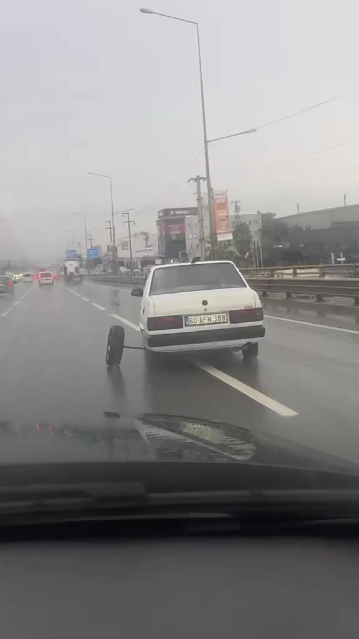 AKS DEMİRİ KIRILAN OTOMOBİLİN TEKERLEĞİ YERİNDEN &Ccedil;IKTI  