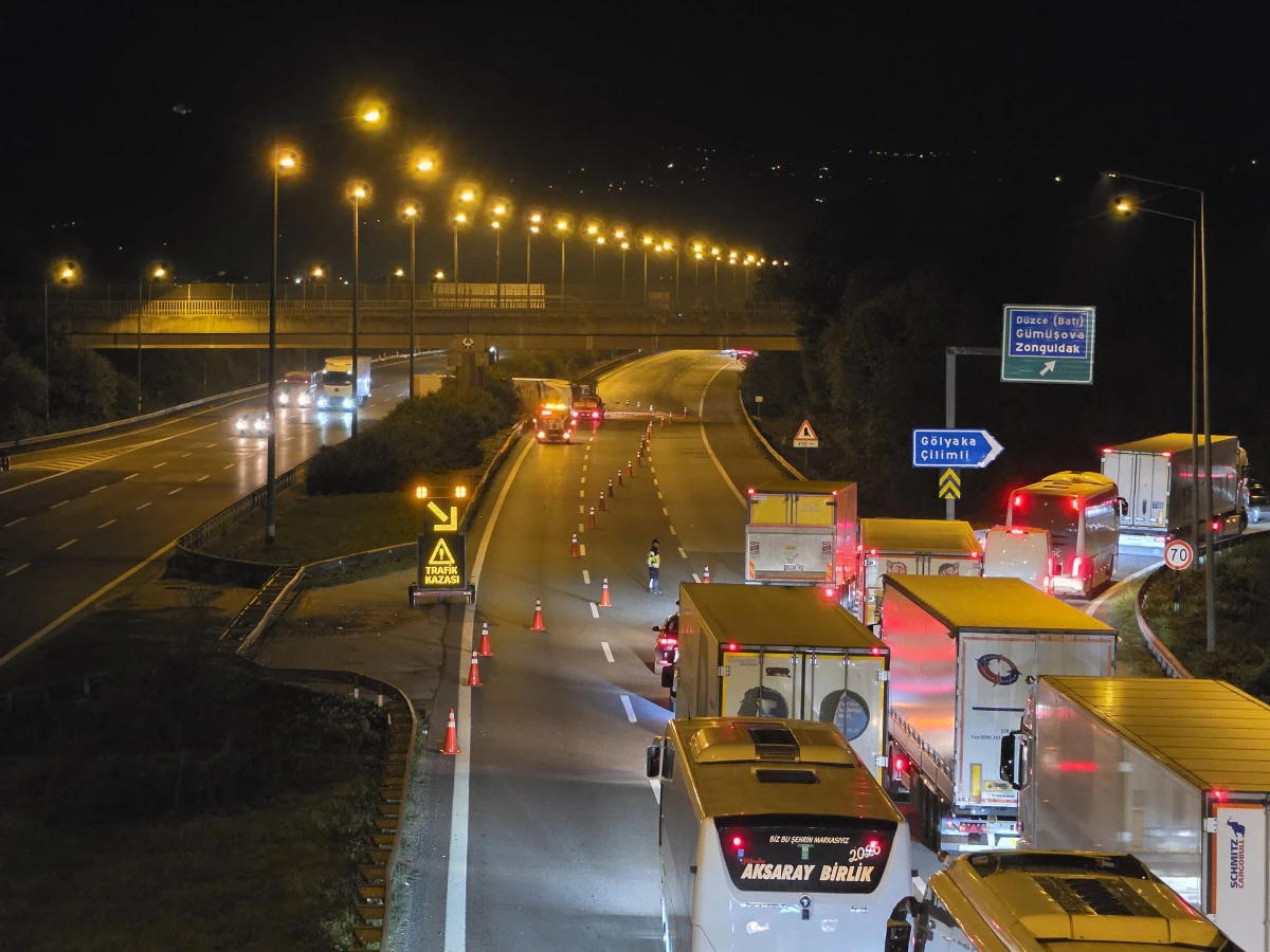 ANADOLU OTOYOLU D&Uuml;ZCE KESİMİNDE KİMYASAL Y&Uuml;KL&Uuml; TIR DEVRİLDİ: İSTANBUL Y&Ouml;N&Uuml; TRAFİĞE KAPANDI   