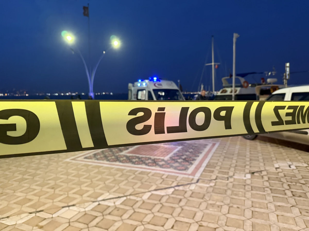  BALIK&Ccedil;ILAR FARK ETTİ, DENİZDE DALGI&Ccedil; KIYAFETLİ ERKEK CESEDİ BULUNDU