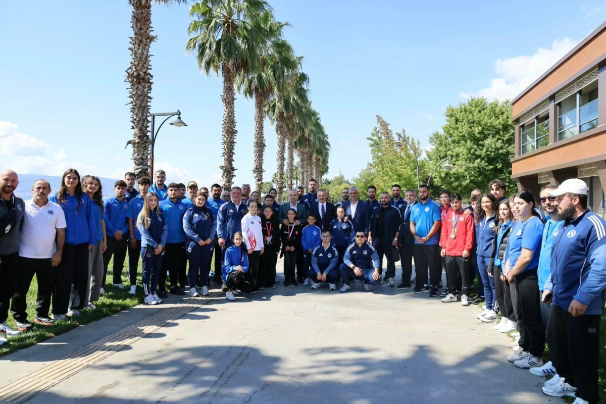 BAŞKAN B&Uuml;Y&Uuml;KAKIN BAŞARILI SPORCULARLA BULUŞTU