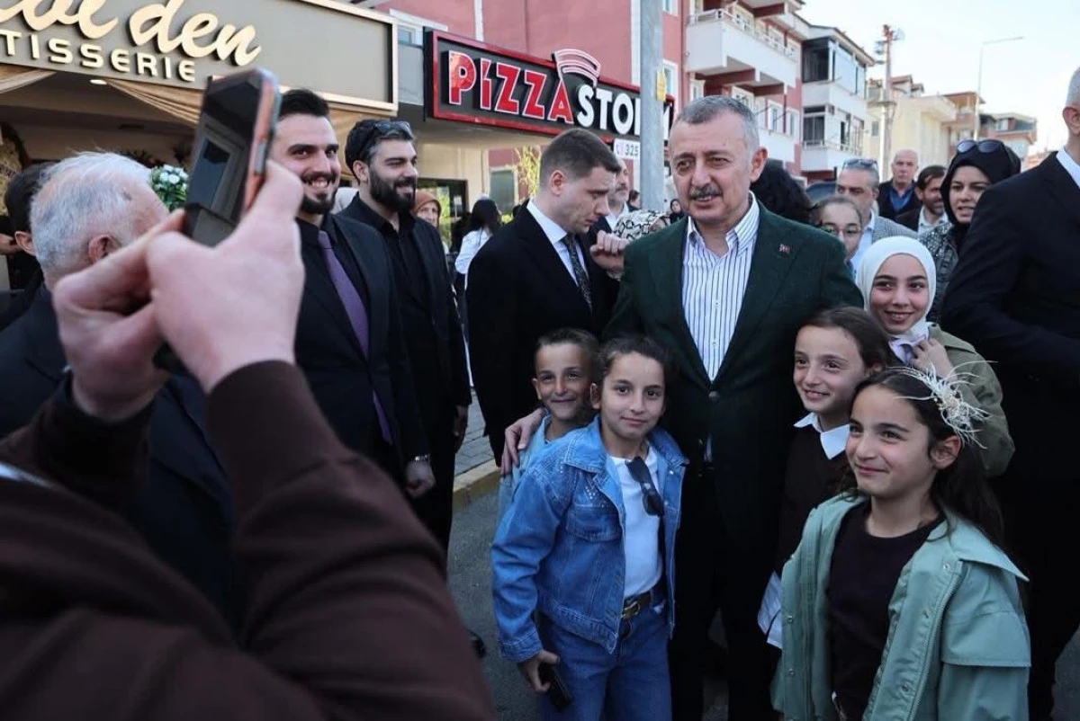 BAŞKAN B&Uuml;Y&Uuml;KAKIN ESNAFLARI YALNIZ BIRAKMIYOR