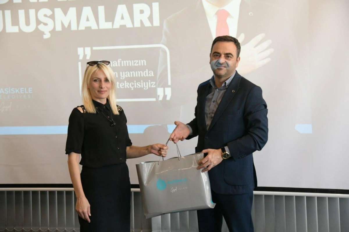 BAŞKAN ÖZLÜ İLÇENİN KADIN KUAFÖRLERİYLE BULUŞTU