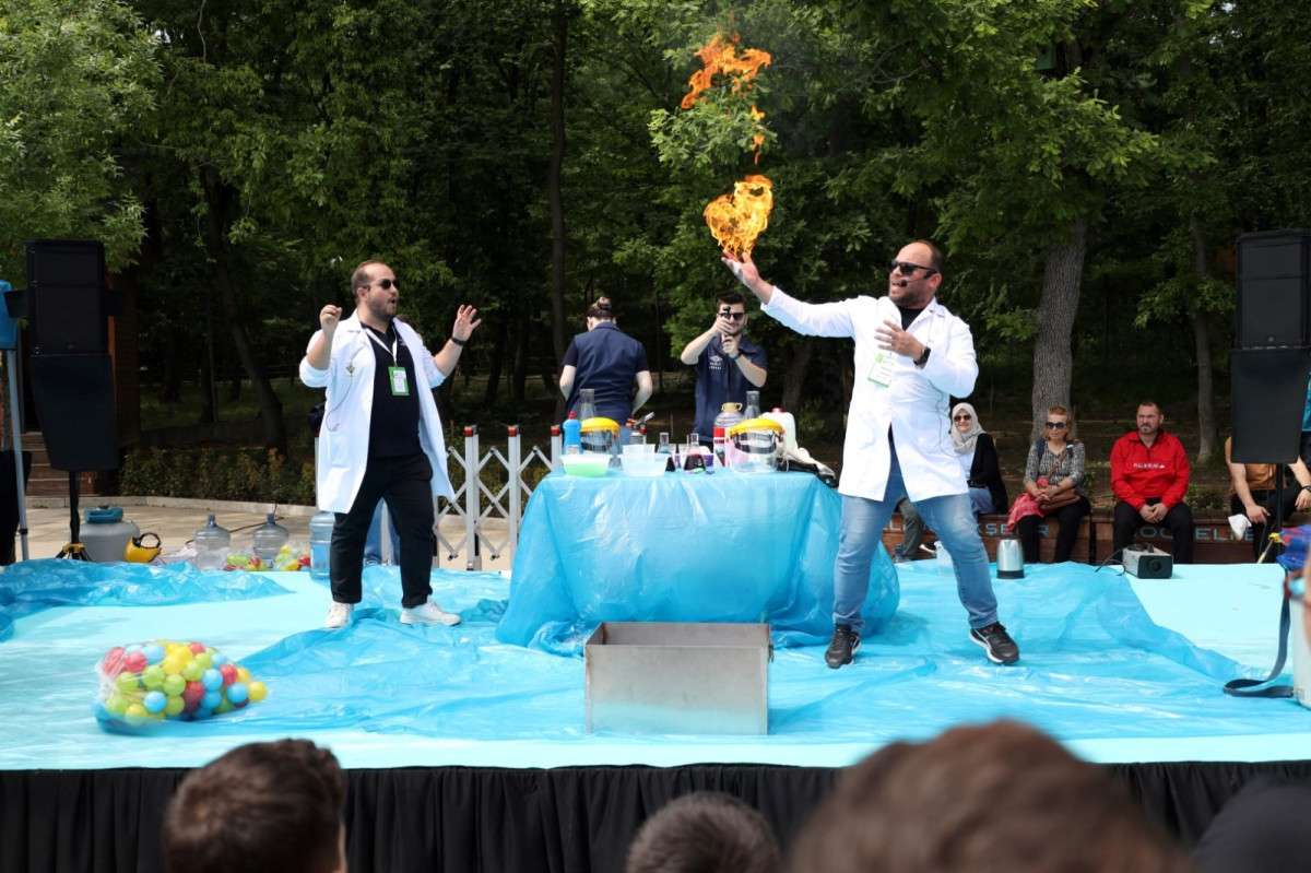 Bİ DÜNYA EĞLENCE İLE YAŞANAN 23 NİSAN SEVİNCİ