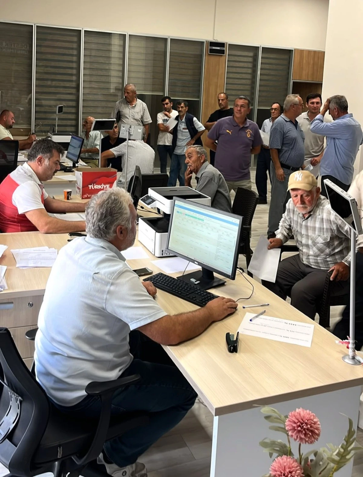 B&Uuml;Y&Uuml;KŞEHİR&rsquo;İN TOHUM DESTEĞİNE &Uuml;RETİCİDEN YOĞUN İLGİ
