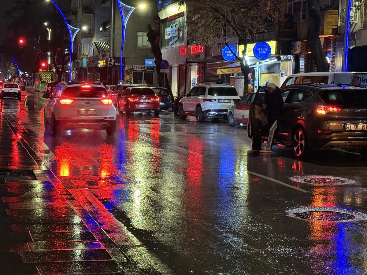 CADDE ORTASINDA DEHŞET ANLARI: TEKME VE YUMRUKLARLA FECİ ŞEKİLDE DARBEDİLDİ