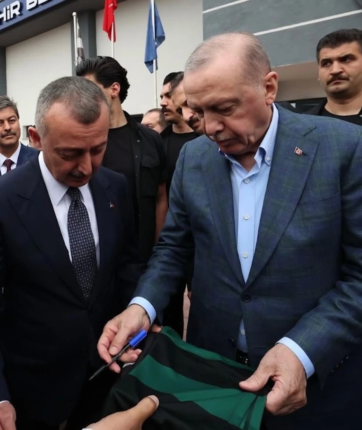 CUMHURBAŞKANI ERDOĞAN'DAN KOCAELİSPOR M&Uuml;ZESİ'NE İMZALI FORMA