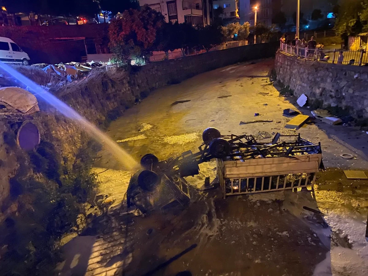  DERE YATAĞINA DÜŞEN KAMYONET ALEV ALDI