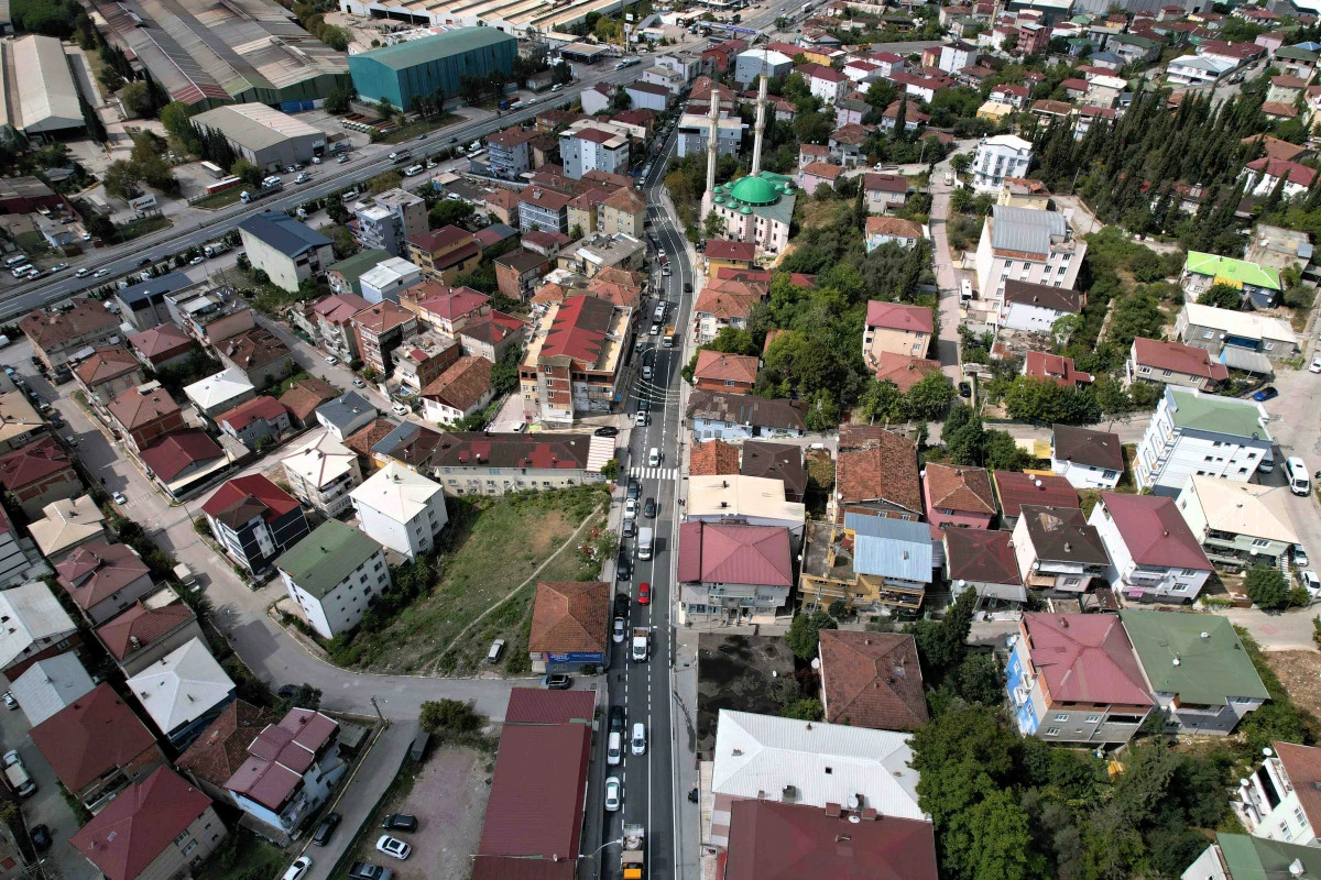 DİLOVASI&rsquo;NDA YOLLAR YENİLENİYOR, ULAŞIM RAHATLIYOR