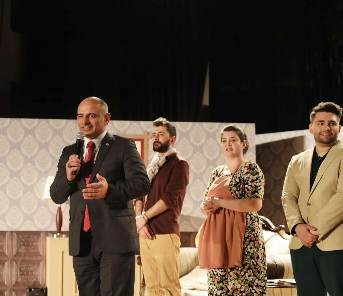 ‘DÖNMEZ DOLAP’ İLK KEZ SEYİRCİYLE BULUŞTU