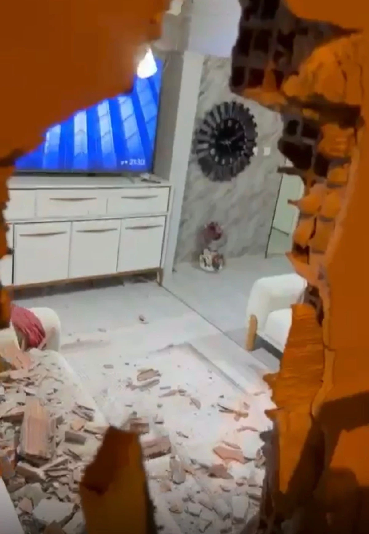 EVİNDE OTURURKEN KAMYONETİN &Ccedil;ARPTIĞI DUVARIN ALTINDA KALARAK YARALANDI