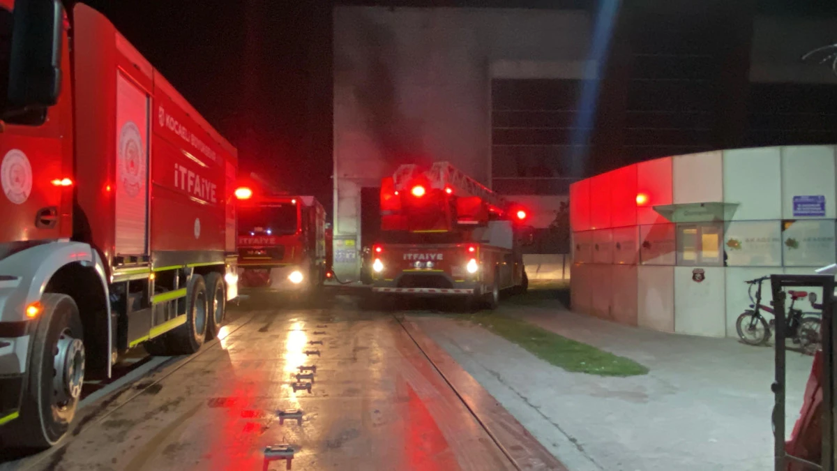 GERİ DÖNÜŞÜM FABRİKASINDA YANGIN: BİR KİŞİ DUMANDAN ETKİLENDİ