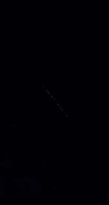 GÖKYÜZÜNDE BELİREN SIRALI IŞIK MERAK UYANDIRDI