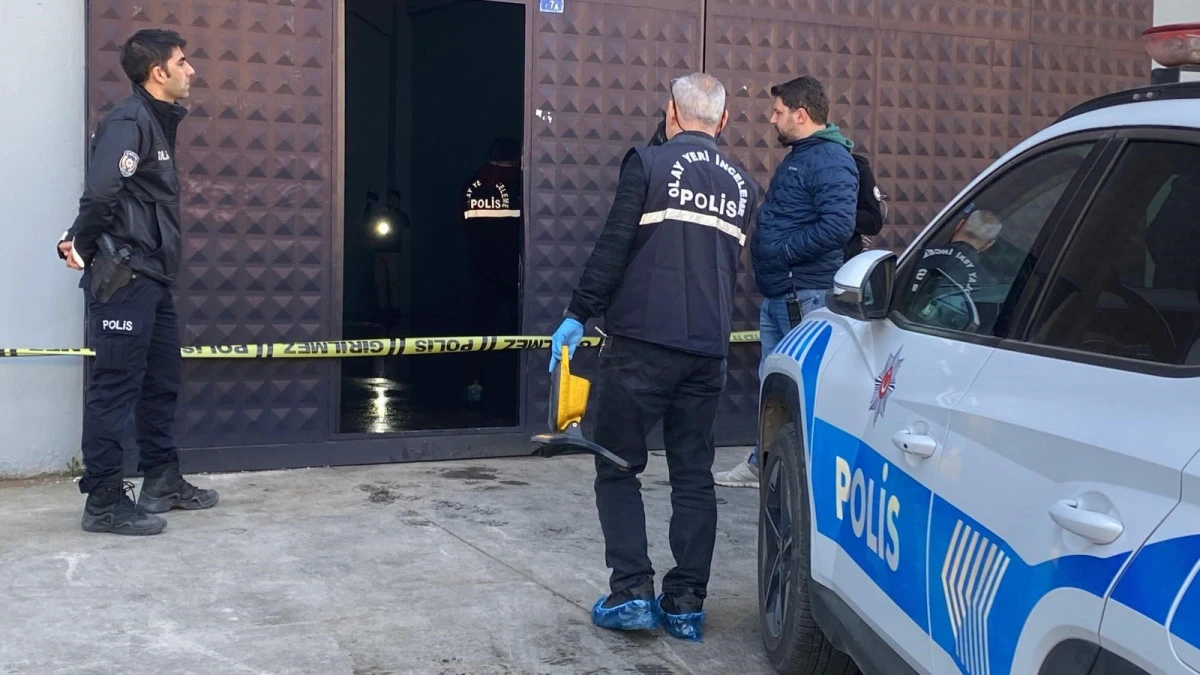 İKİ G&Uuml;N &Ouml;NCE KİRALADIĞI İŞ YERİNDE &Ouml;L&Uuml; BULUNDU