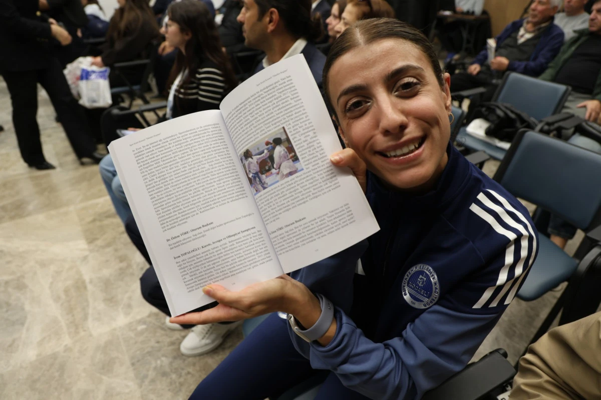 İREM, KİTAPLARIN D&Uuml;NYASINI İŞARET DİLİYLE KEŞFETTİ