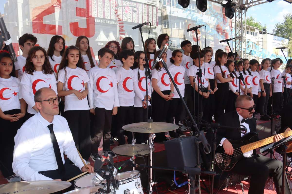 İZMİT BELEDİYE MEYDANINDA 23 NİSAN COŞKUSU BAŞLADI!