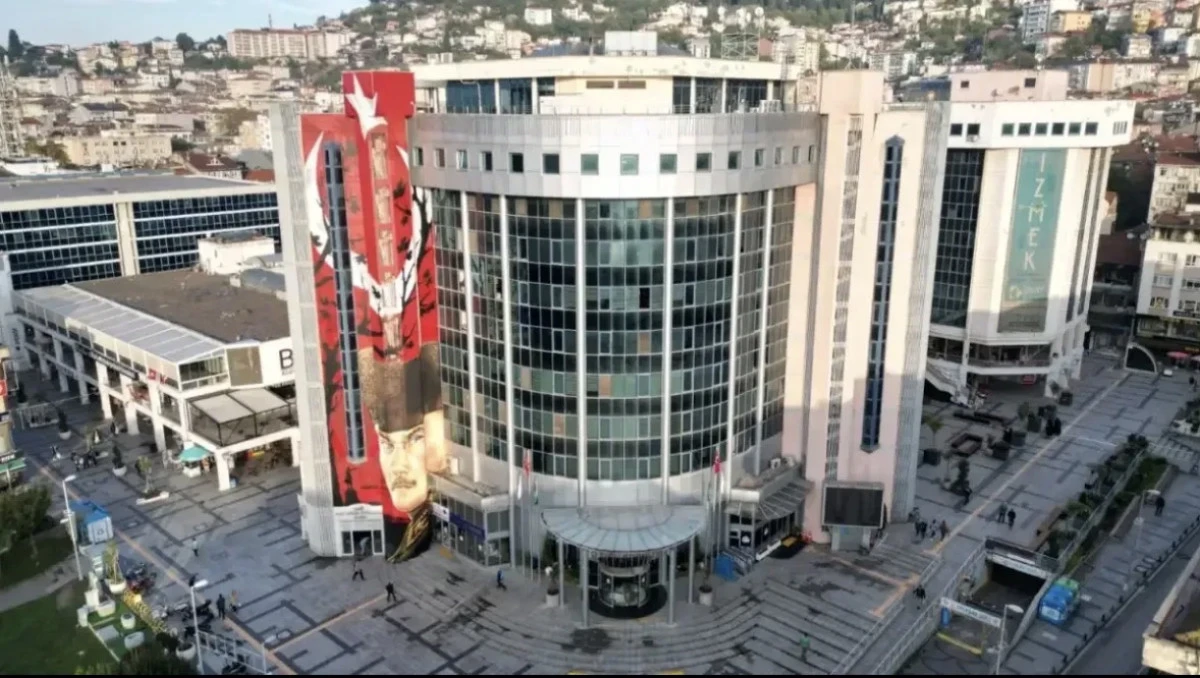 İZMİT BELEDİYESİN&rsquo;DE İL&Ccedil;E BAŞKANI TUTUKLANDI