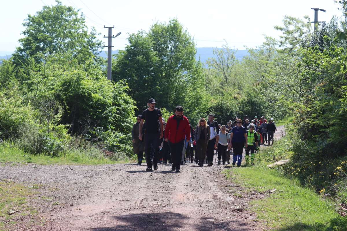 İZMİT BELEDİYESİNİN 23 NİSAN ETKİNLİKLERİ DOĞA YÜRÜYÜŞÜ İLE BAŞLADI