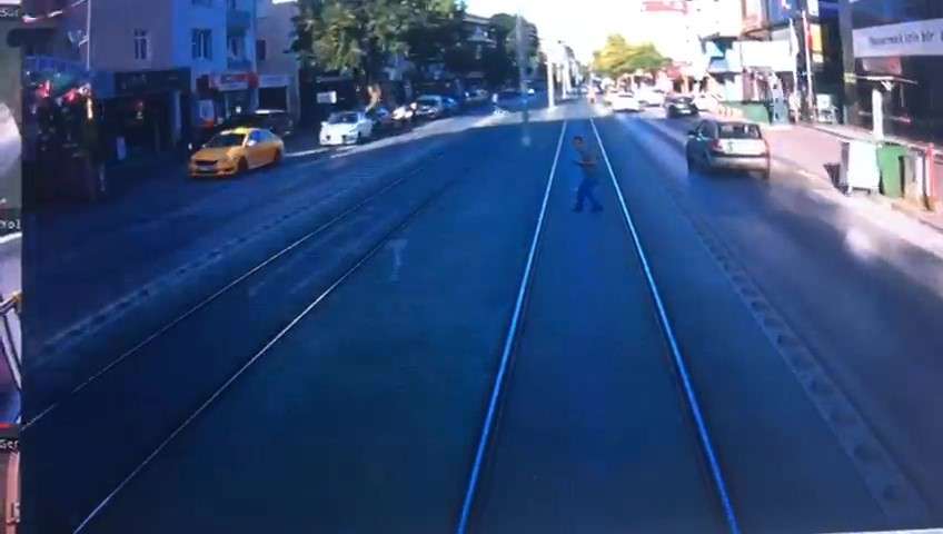  İZMİT'TE TRAMVAYIN YAYAYA &Ccedil;ARPTIĞI FECİ KAZA KAMERADA