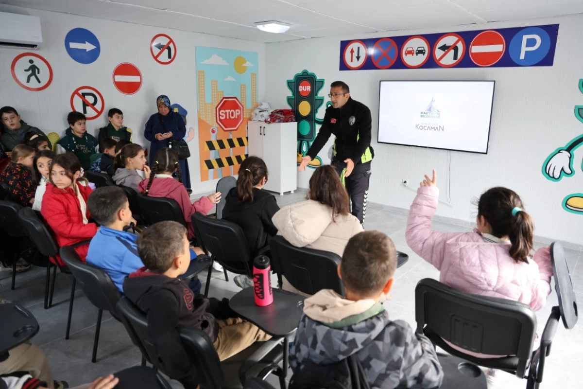 KARTEPE&rsquo;DE MİNİK &Ouml;ĞRENCİLER TRAFİK KURALLARINI UYGULAMALI &Ouml;ĞRENİYOR