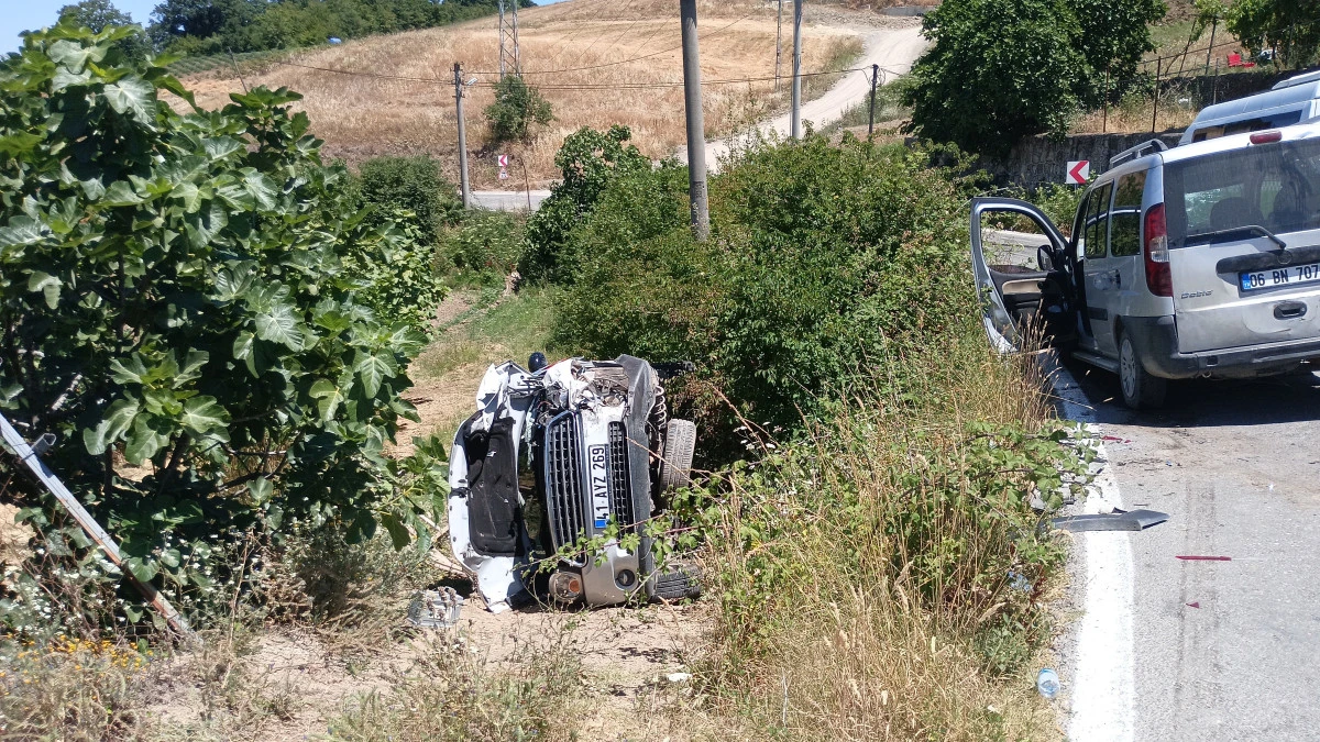 KAZADAN KAÇMAK İSTEDİ, OTOMOBİLİ DEVRİLDİ: 2 YARALI