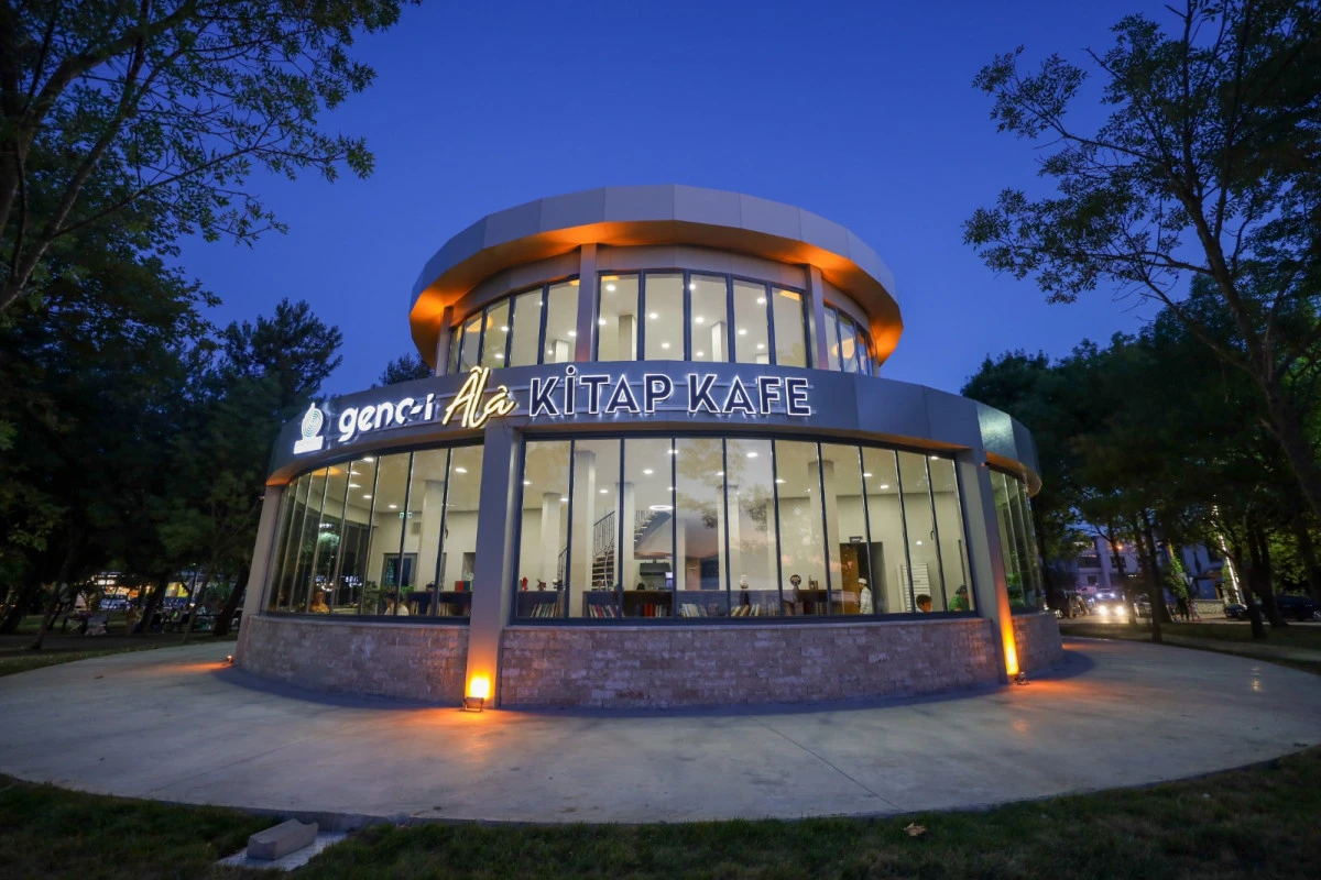 KİTAPSEVERLERİN YENİ ADRESİ: GENC-İ ÂLÂ KİTAP KAFE