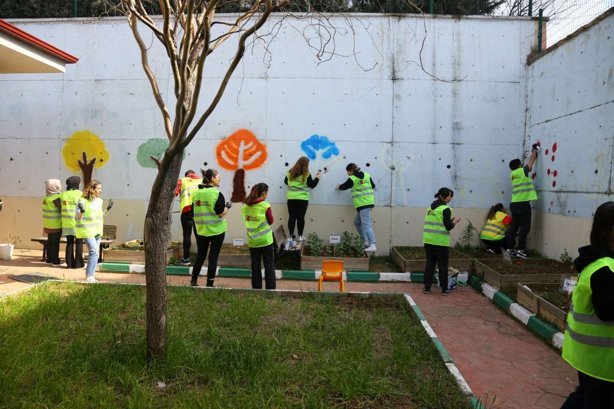 KOCAELİ GÖNÜLLÜLERİ ANAOKULU DUVARLARINI BOYADI