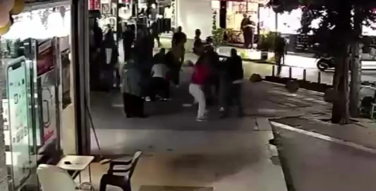 KOCAELİ'DE ANNE VE KIZINI CADDE ORTASINDA DARBETTİLER  