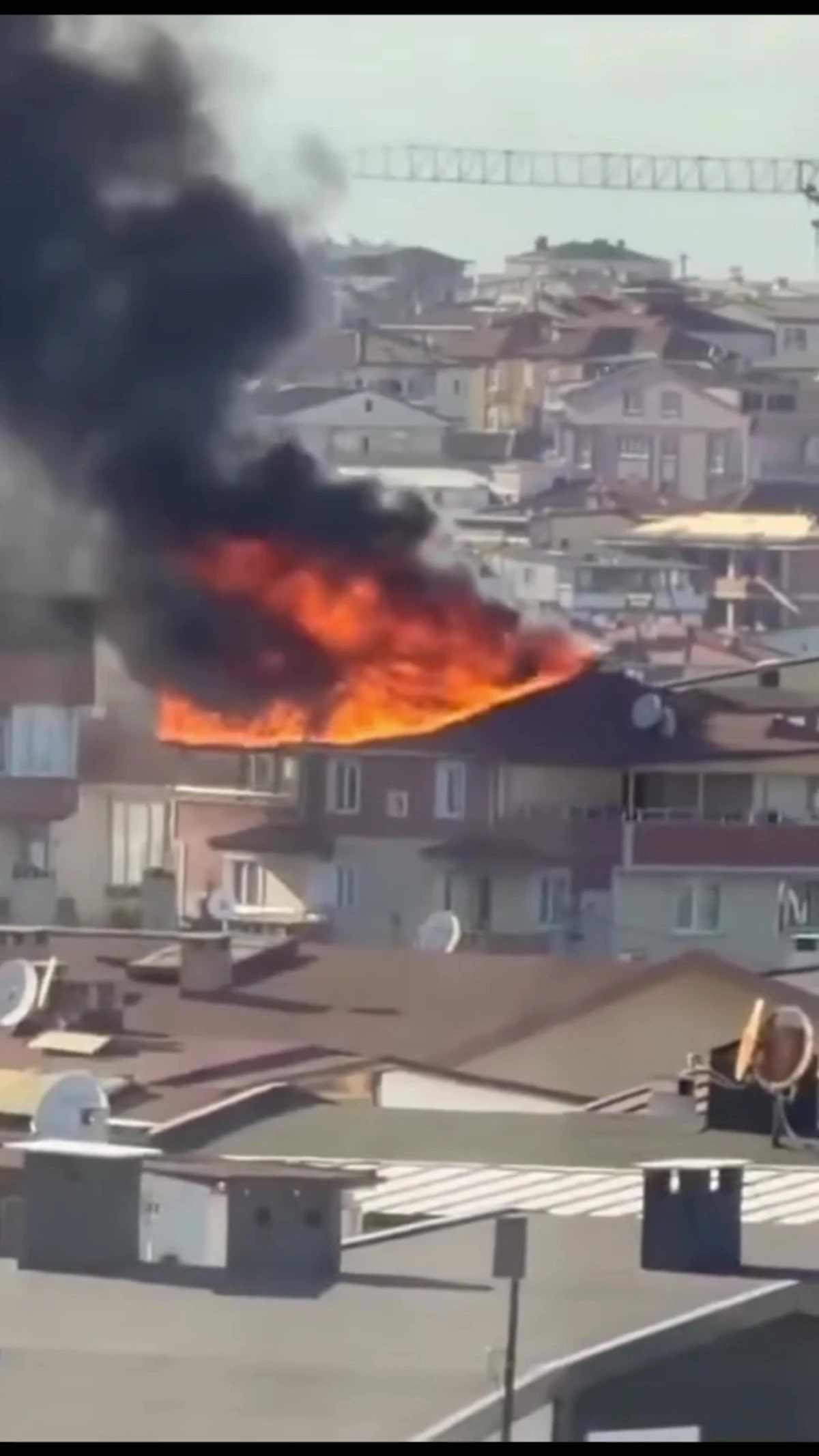 KOCAELİDE &Ccedil;ATI ALEVLERE TESLİM OLDU