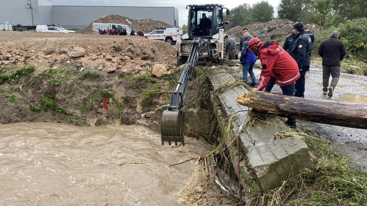 KOCAELİ'DE DEREYE D&Uuml;ŞEN ARA&Ccedil; VE KAYIP OLDUĞU DEĞERLENDİRİLEN KİŞİ ARANIYOR