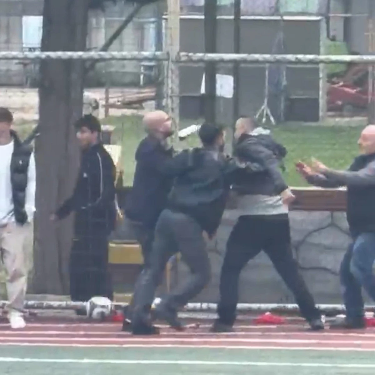 KOCAELİ'DE KADIN HAKEME SALDIRI GİRİŞİMİ KAMERADA