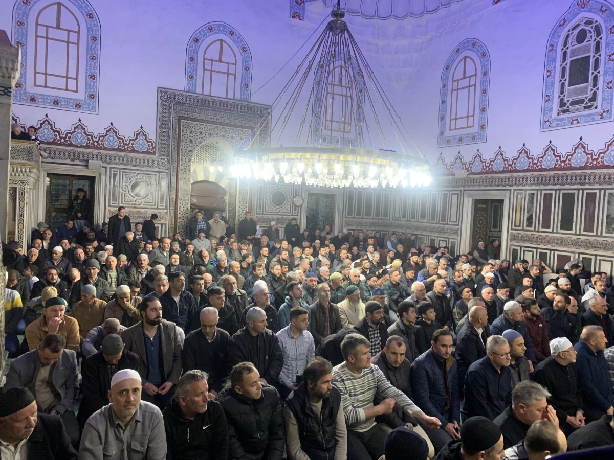 KOCAELİ'DE KADİR GECESİ CAMİLERDE DUALARLA İDRAK EDİLDİ