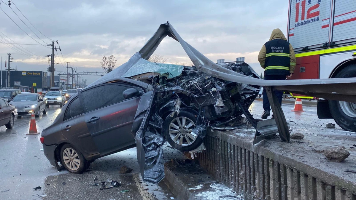 KOCAELİ&rsquo;DE KORKUTAN KAZA: OTOMOBİL BARİYERLERE OK GİBİ SAPLANDI