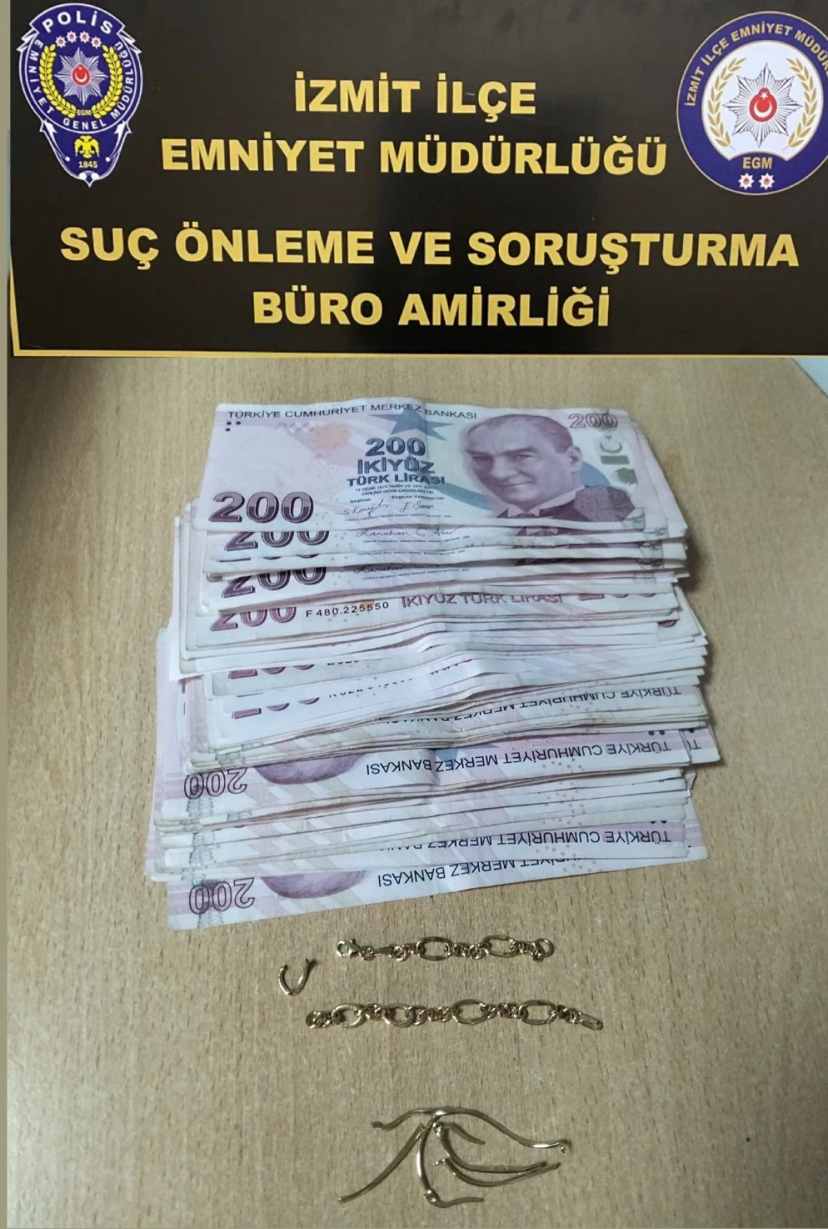 KOCAELİ&rsquo;DE KUYUMCULARDA SAHTE ALTIN BOZDURAN Ş&Uuml;PHELİ YAKALANDI
