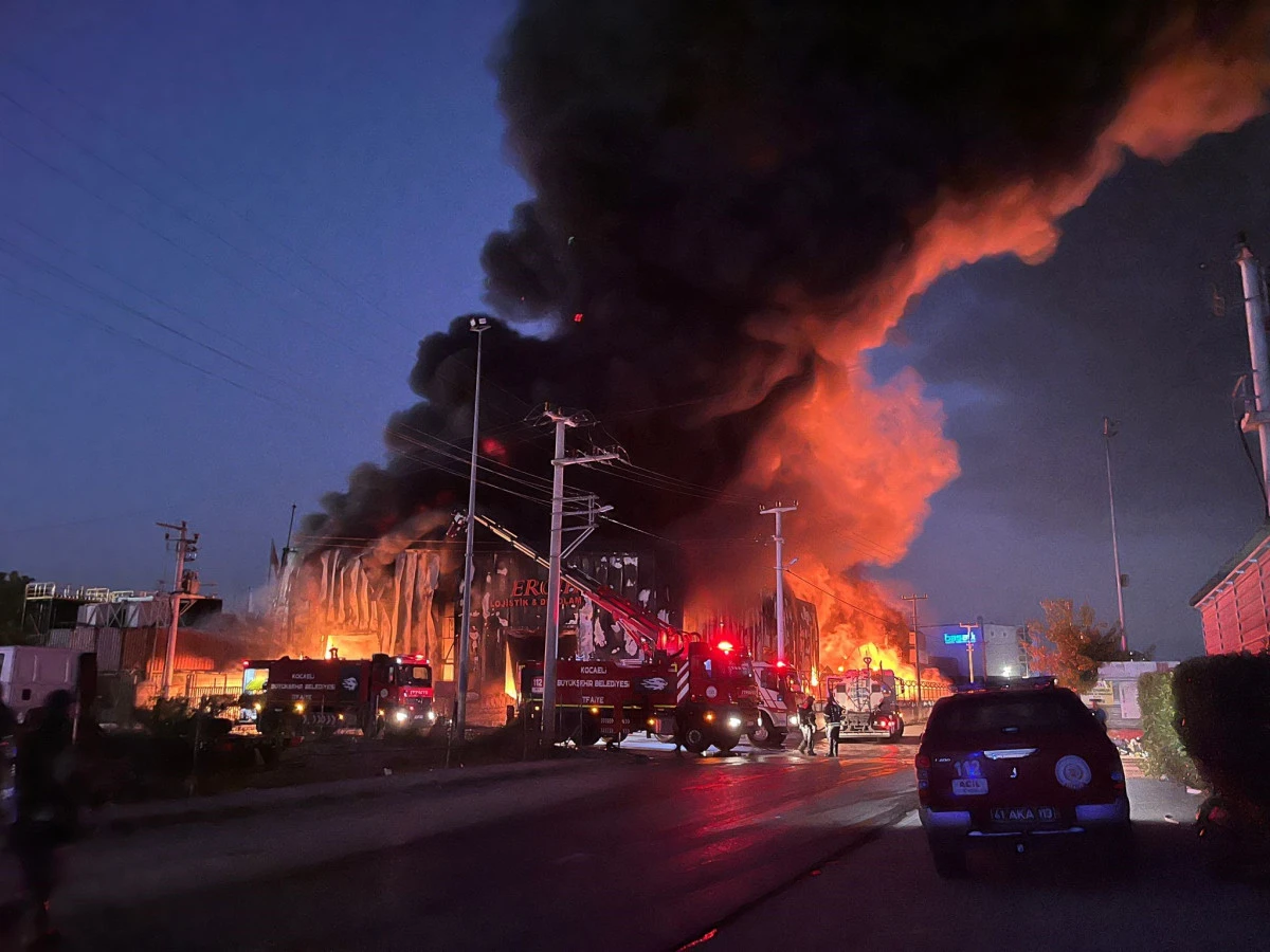 KOCAELİ'DE LOJİSTİK DEPOSUNDA YANGIN: ALEVLER GECEYİ AYDINLATTI