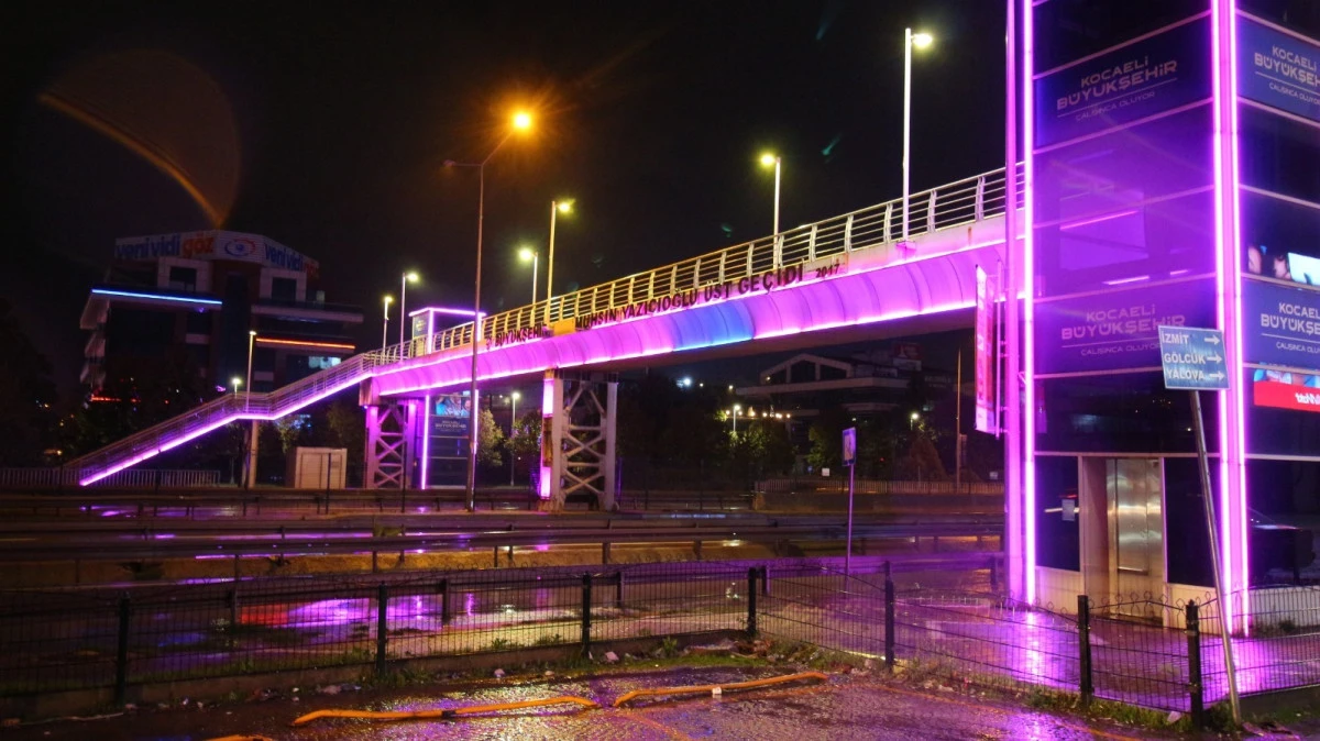 KOCAELİ&rsquo;DE MEME KANSERİ FARKINDALIĞI İ&Ccedil;İN PEMBE IŞIKLANDIRMA