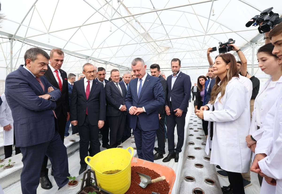 KOCAELİ'DE ÖĞRENCİLER TOPRAKSIZ TARIM AR-GE SERASINDA ÇİLEK YETİŞTİRİYOR