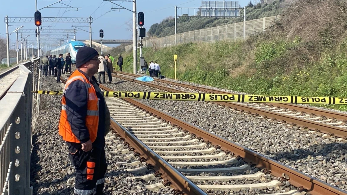 KOCAELİ&rsquo;DE Y&Uuml;KSEK HIZLI TRENİN &Ccedil;ARPTIĞI KİŞİ HAYATINI KAYBETTİ
