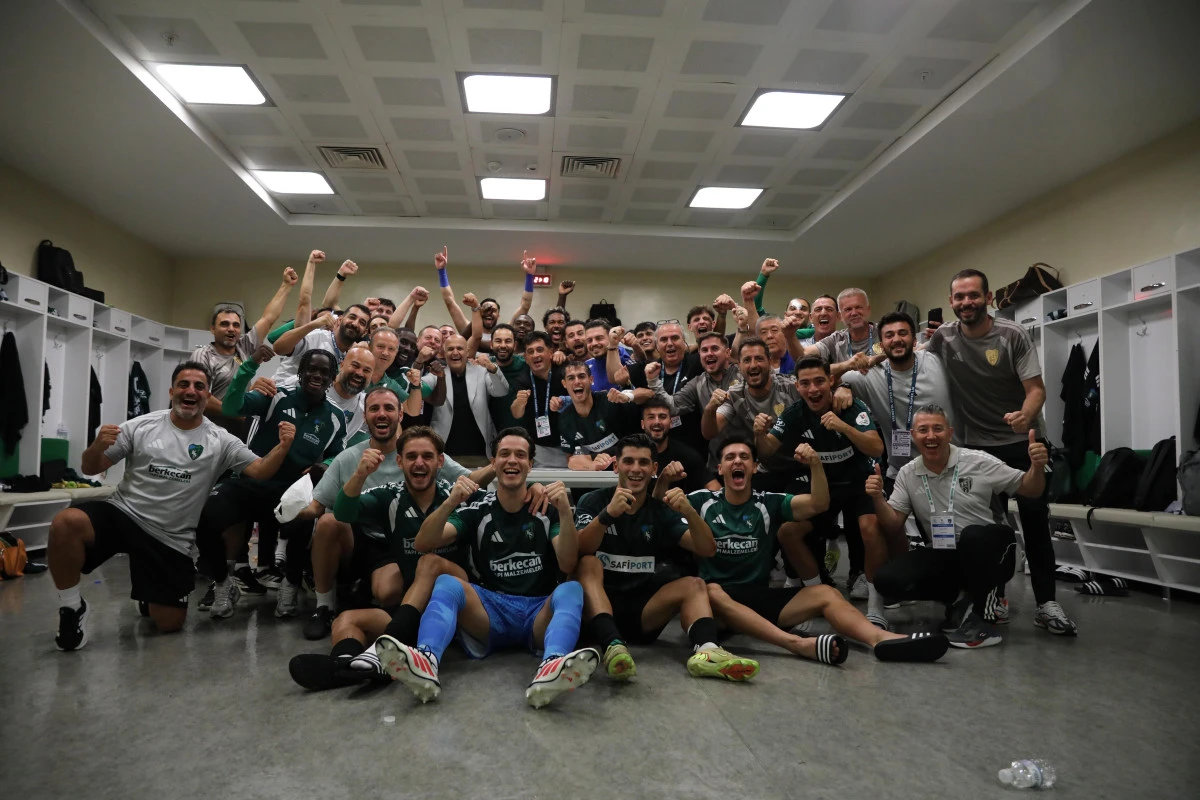 KOCAELİSPOR SERİYE BAĞLADI,B&Uuml;Y&Uuml;KAKIN KUTLADI