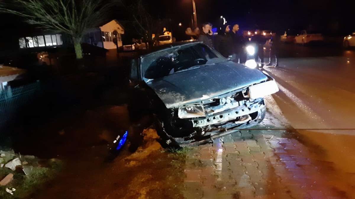 KONTROLDEN ÇIKAN OTOMOBİL YAN YATTI: 2 YARALI