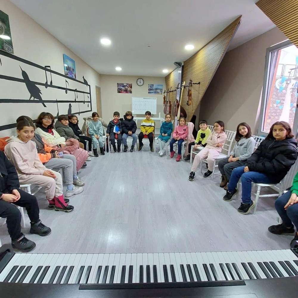 KÖY ÇOCUK PROJESİNDE ÇOCUKLAR MÜZİKLE BÜYÜYOR