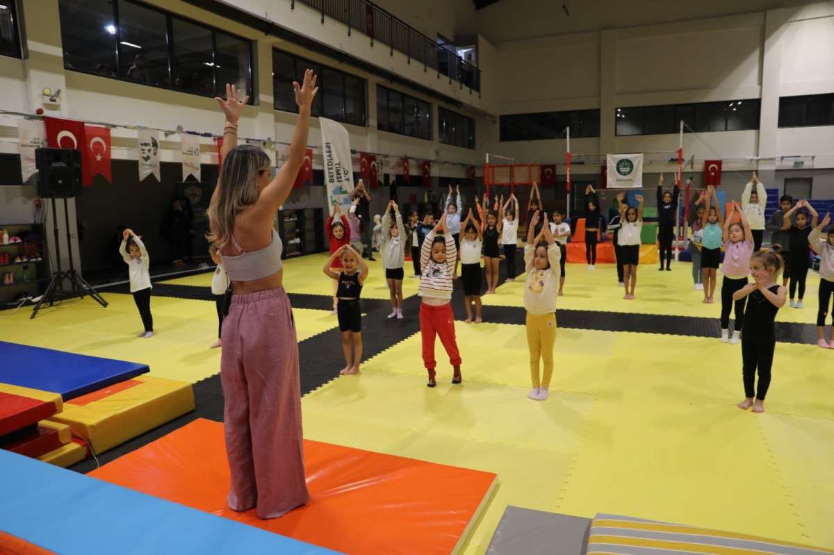 NEFES AL İZMİT ÇOCUK YOGASI ETKİNLİĞİNDE MİNİKLERİN ÖZGÜVEN GELİŞİMİ DESTEKLENDİ 