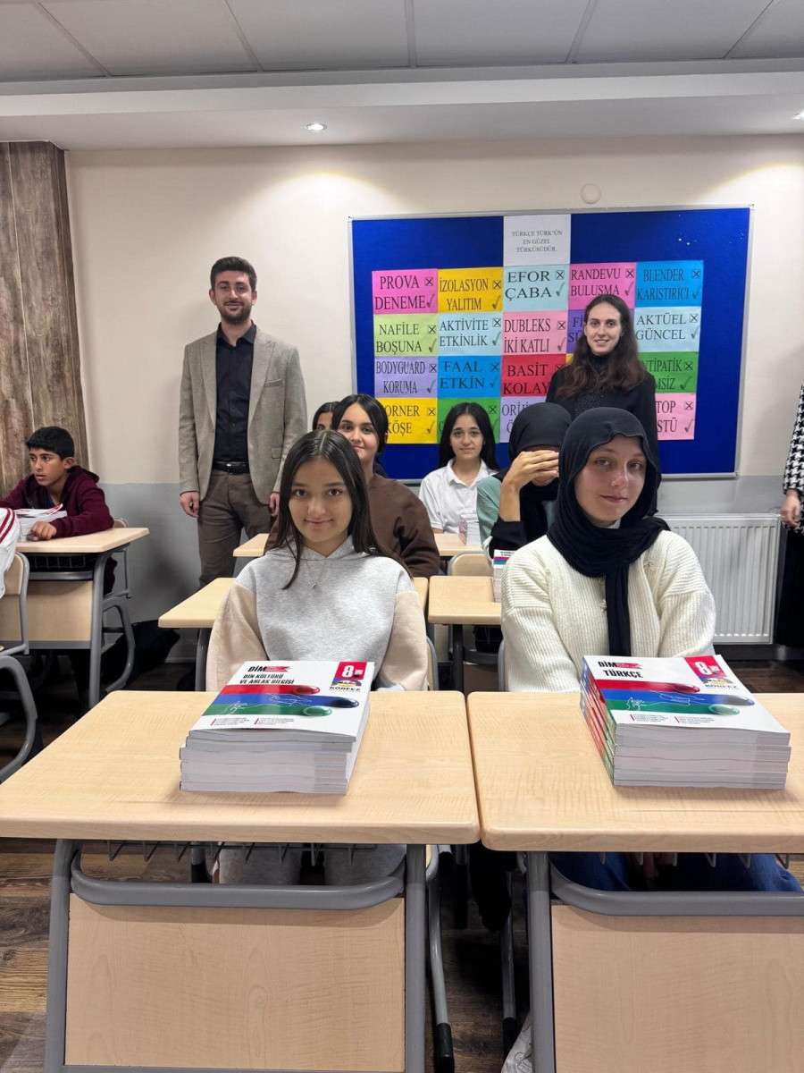 ÖĞRENCİLERE KİTAPÇIK JESTİ  