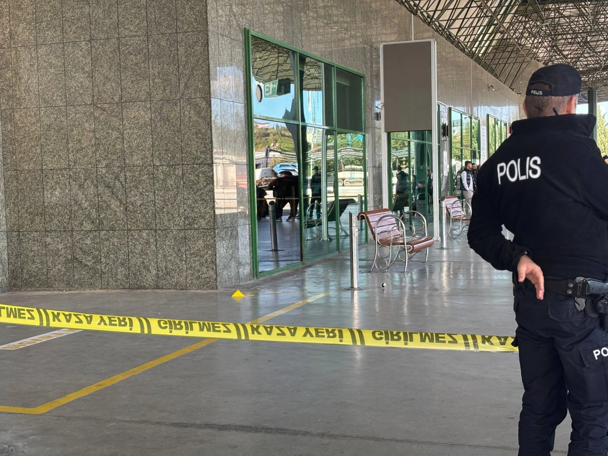 OTOGARDA ETRAFA RASTGELE ATEŞ AÇAN UZMAN ÇAVUŞ BACAĞINDAN VURULDU