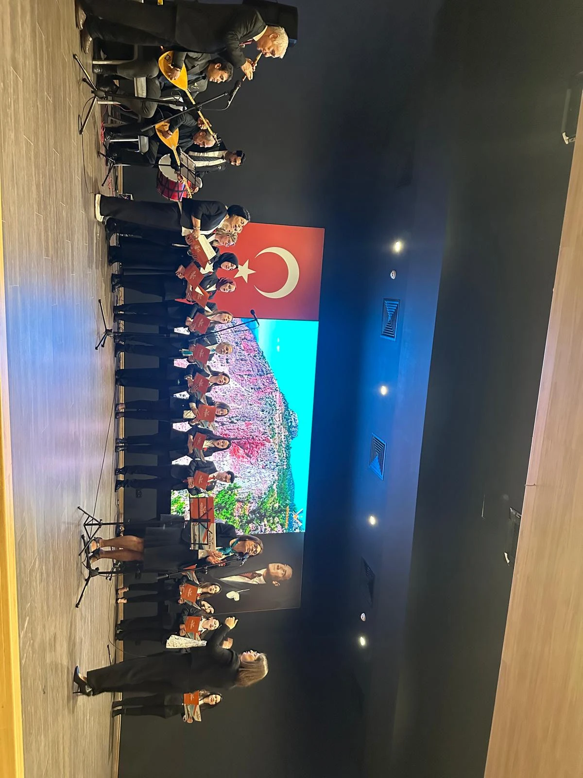  &Ouml;ZEL K&Ouml;RFEZİM EĞİTİM KURUMLARI&rsquo;NDAN VATAN VE BAYRAK TEMALI ANLAMLI PROGRAM