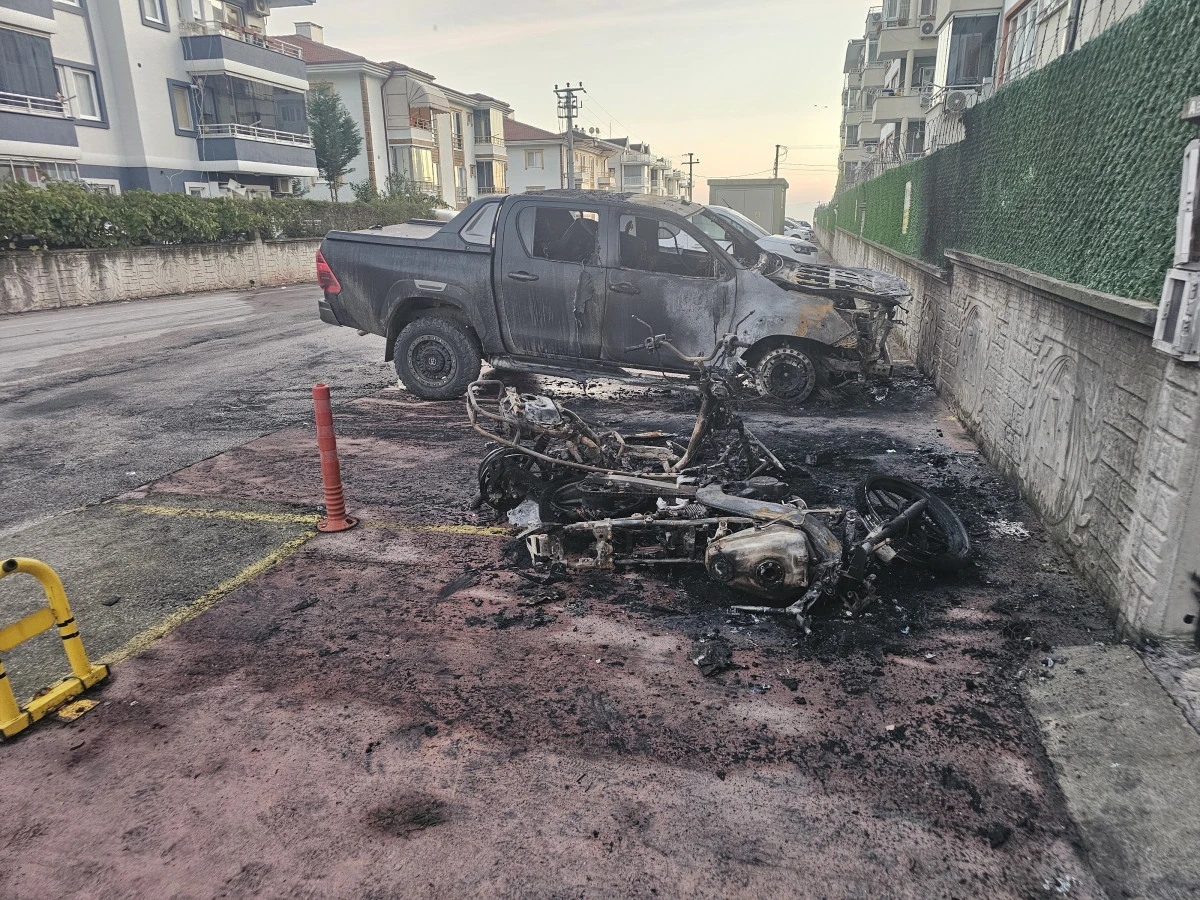 PARK HALİNDEKİ 2 MOTOSİKLET VE CİP ALEVLERE TESLİM OLDU: ARA&Ccedil;LAR HURDAYA D&Ouml;ND&Uuml;