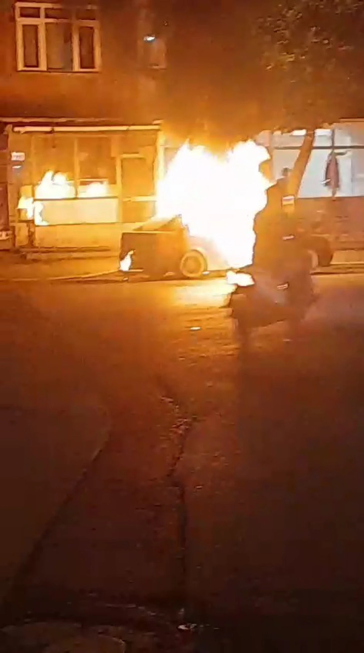 PARK HALİNDEKİ OTOMOBİL YANDI, SAHİBİ TARAFINDAN YAKILDIĞI &Ouml;NE S&Uuml;R&Uuml;LD&Uuml;